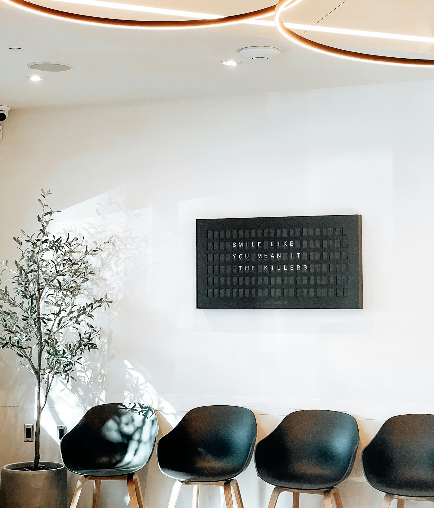Sala de espera vacía de una clínica dental